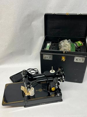 Singer Featherweight Sewing Machine Kit. A black enamel Singer Model 221-1 portable electric 