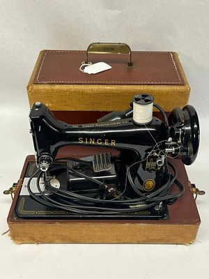 Singer Model 99 Sewing Machine w/ Case. This Singer Model 99 portable electric sewing machine 