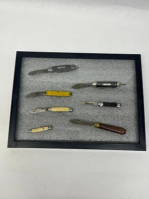 Kamp-King, Camp Buddy & Hammer Knives. An assortment of assorted folding pocket knives presented 