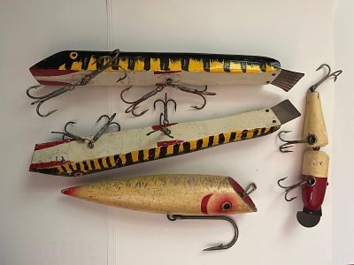 Set Wood Musky Plugs & Minnow Lures. A collection of wooden fishing lures featuring various body 