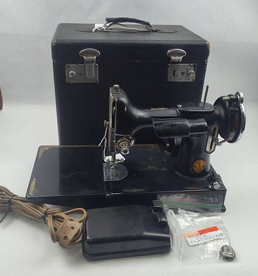 Singer 221 Featherweight Sewing Machine. A vintage black enameled Singer Model 221 Featherweight 