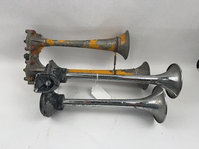 Bendix-Westinghouse & IH Dual Air Horns. This lot consists of two heavy-duty vintage dual air 