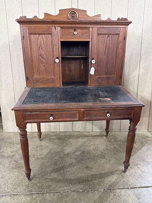 Plantation" means it's one of those. A late 19th-century American clerks or plantation-style 
