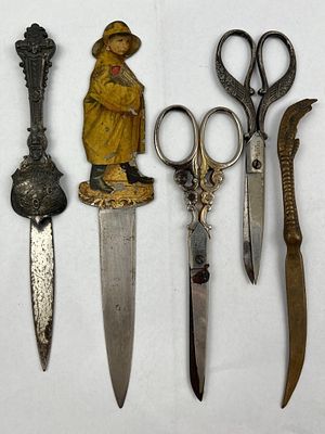 Vtg Desktop Accessories & Cutting Tools. An assortment of five vintage desktop accessories and 