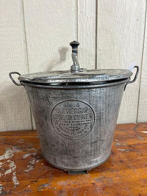 Landers Frary & Clark No 4 Bread Maker. An early 20th-century American hand-cranked bread maker 