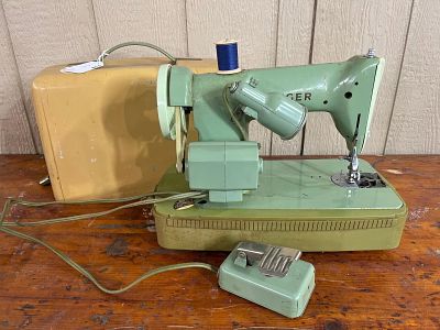 Singer Model 185J Sewing Machine w/Case. A Canadian-made Singer model 185J electric sewing 