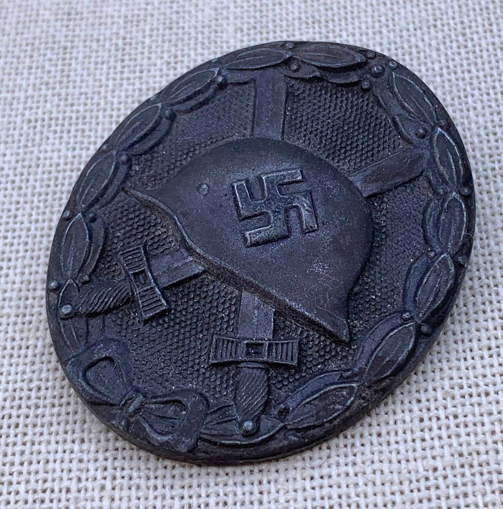 Lot 155: WWII German Glaser and Sohne L22 Third Reich Military Soldier Wound Badge