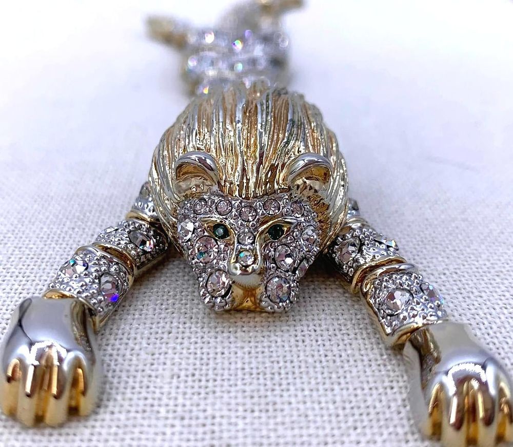 Lot 259: Large Sparkling Vintage Golden Mane Green Eyed Articulated Pave Rhinestone Lion Shoulder Brooch