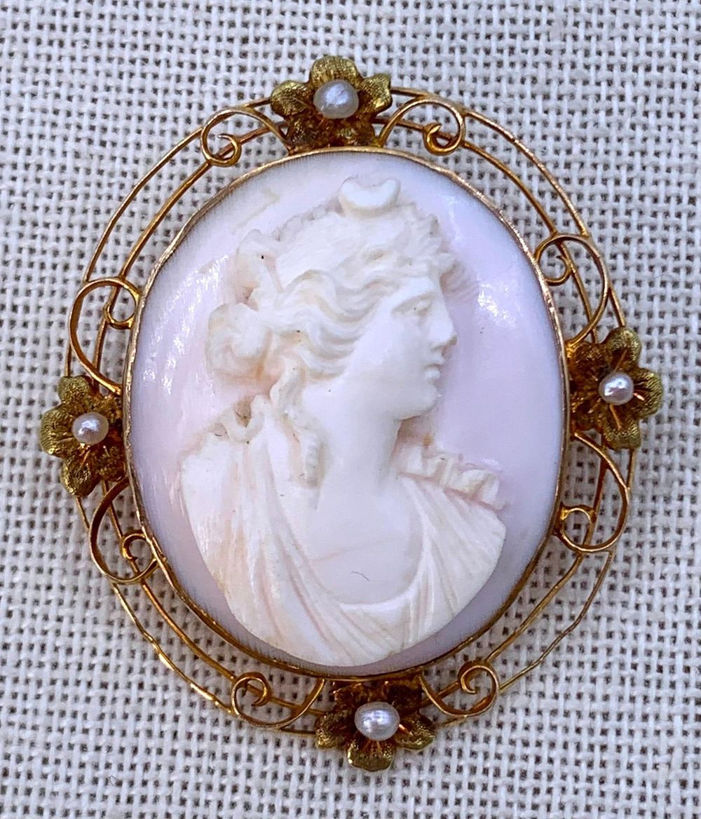 Lot 267: Antique 10k Yellow Gold, Pearls, Hand Carved Shell Cameo Pendant Brooch