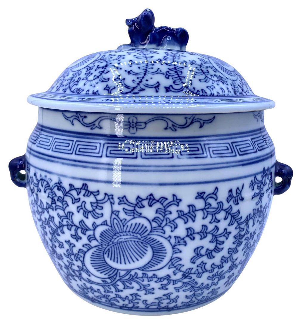 Lot 290: Large Vintage Chinese Blue and White Porcelain Lidded Foo Dog Finial Ginger Jar