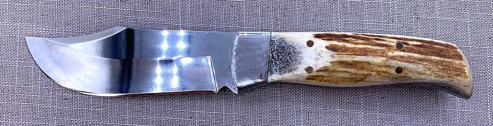 Lot 334: Outstanding Custom Made Stag Antler Fixed Blade Huntsman Bowie Knife in Leather Sheath