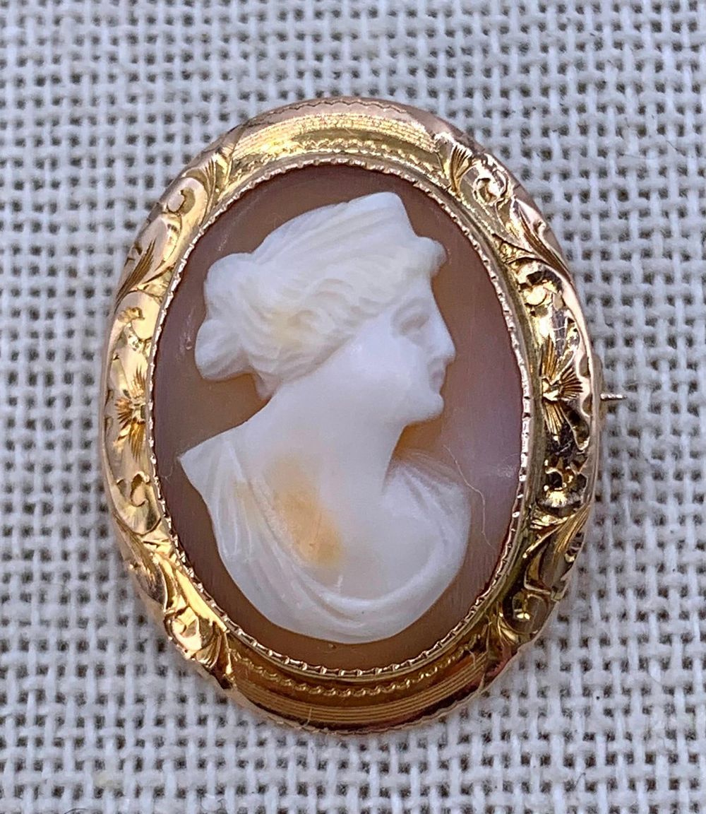 Lot 338: Refined Antique 10k Yellow Gold Hand Carved Cameo Pendant, Brooch