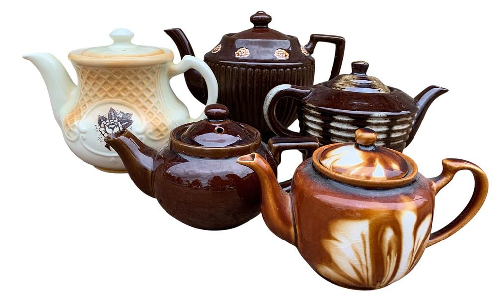 Lot 362: 5 Vintage Japan, USA, Cocoa and Cream Teapots