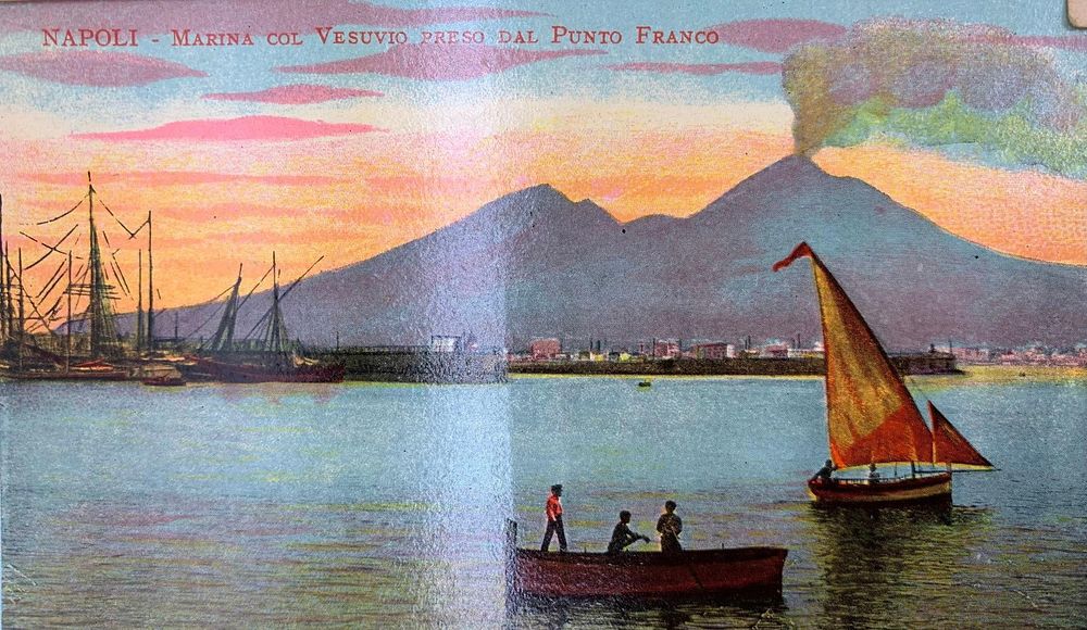 Lot 373: 90 Antique to Vintage International Tourist Souvenir Postcards