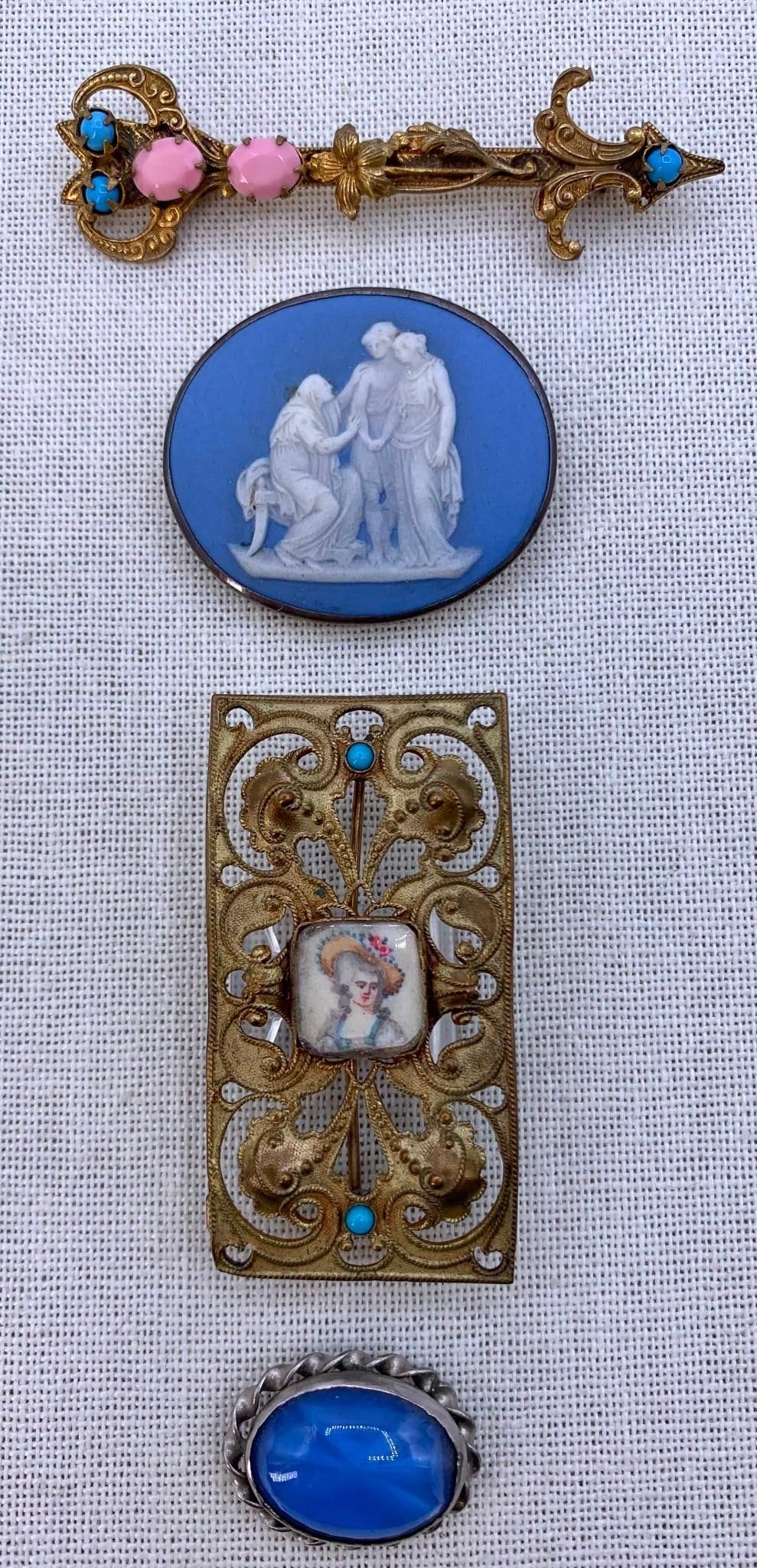 Lot 403: 4 Luxe Antique to Vintage Brooches