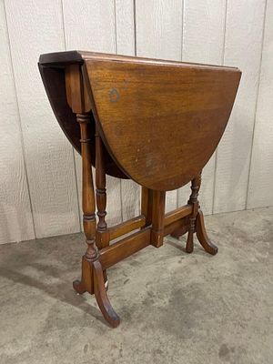 Mahogany Gateleg Table. 8 x 27 x 28 inches; 14-inch leaves. A mahogany Colonial Revival drop 