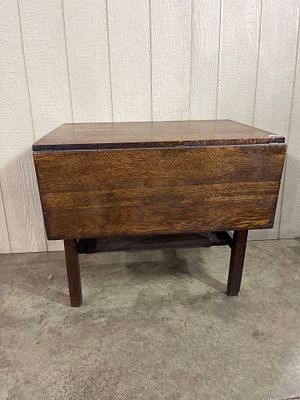 Arts & Crafts Oak Drop Leaf Table. 34 x 24 x 28 inches. An Arts and Crafts or Mission style 