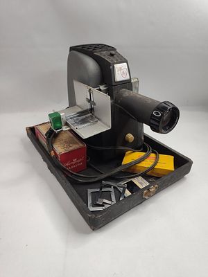 Am. Optical Co. 4961 Projector w/ Case. 14 x 10 x 10 in.; working condition. A 35mm slide 