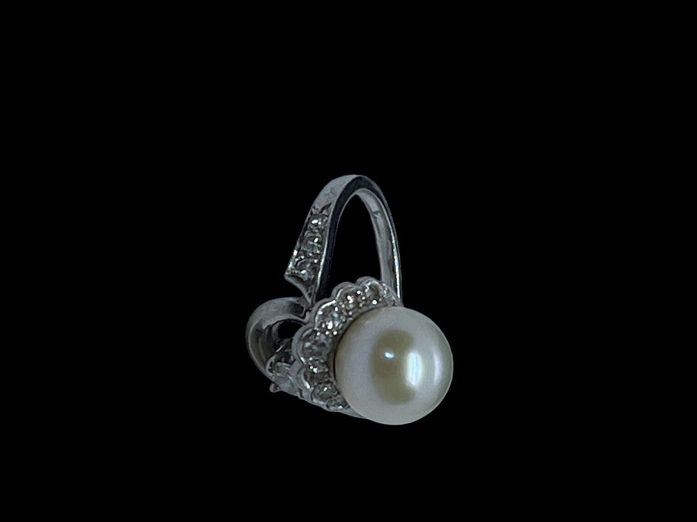 Lot 191: Pearl Encrusted with Diamonds 18 carat 6.3 g