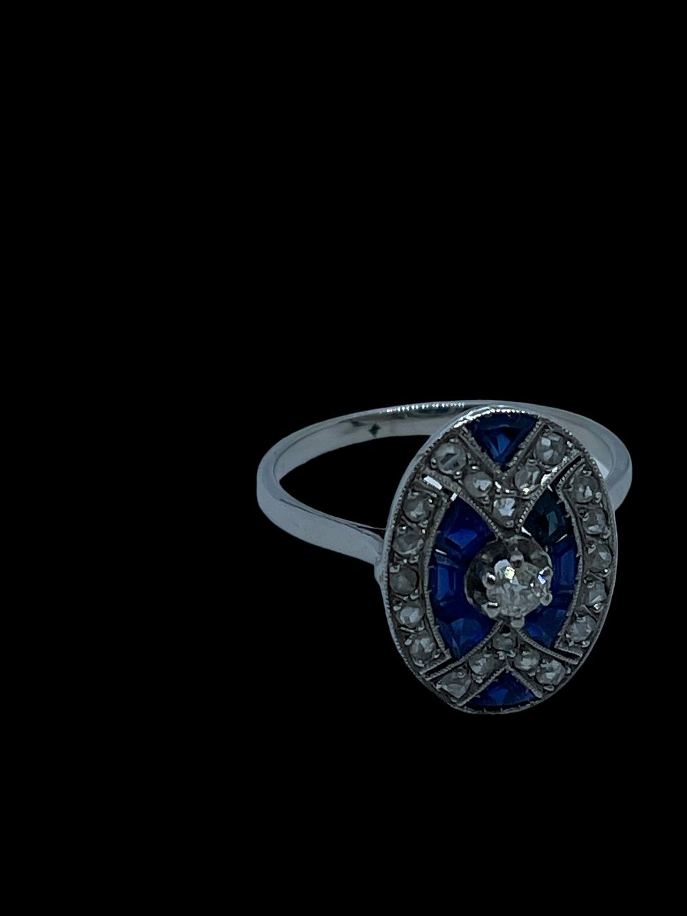 Lot 193: 18 carat Deco diamond ladies ring