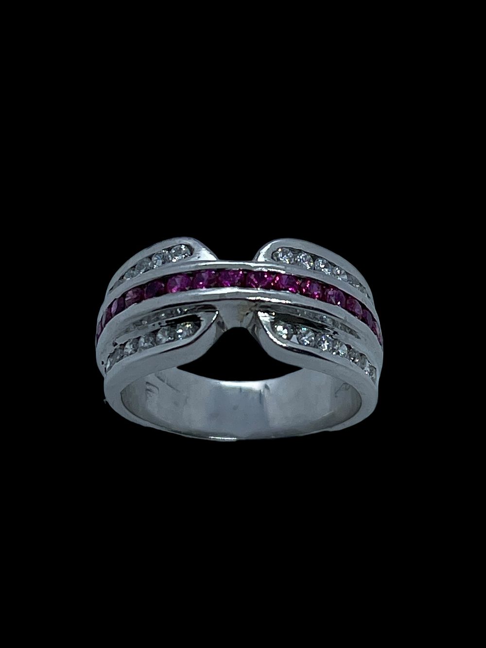 Lot 196: Ruby and Diamond 18 carat 6.8 g
