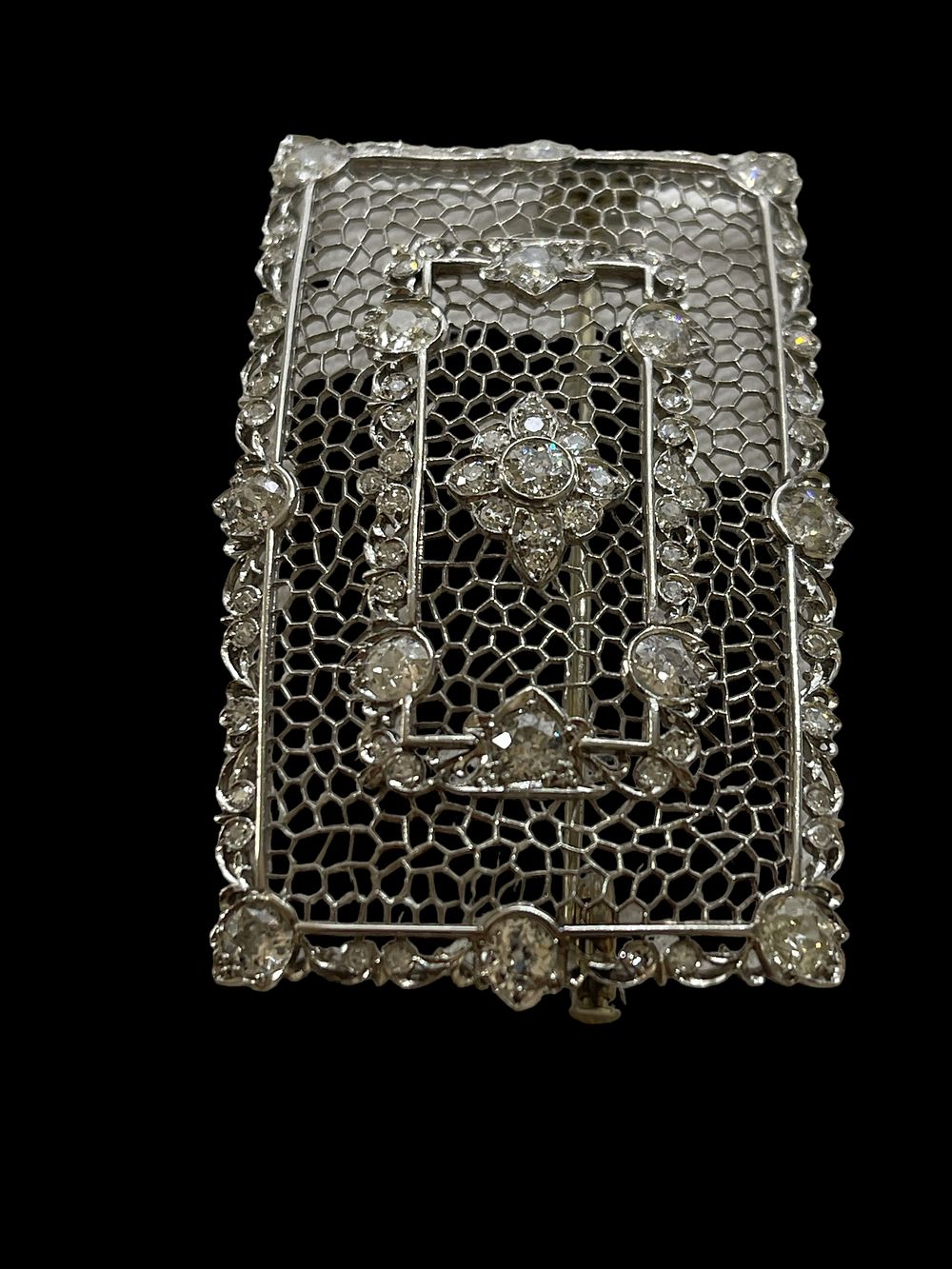 Lot 197: 19.1g white gold Brooch with diamonds