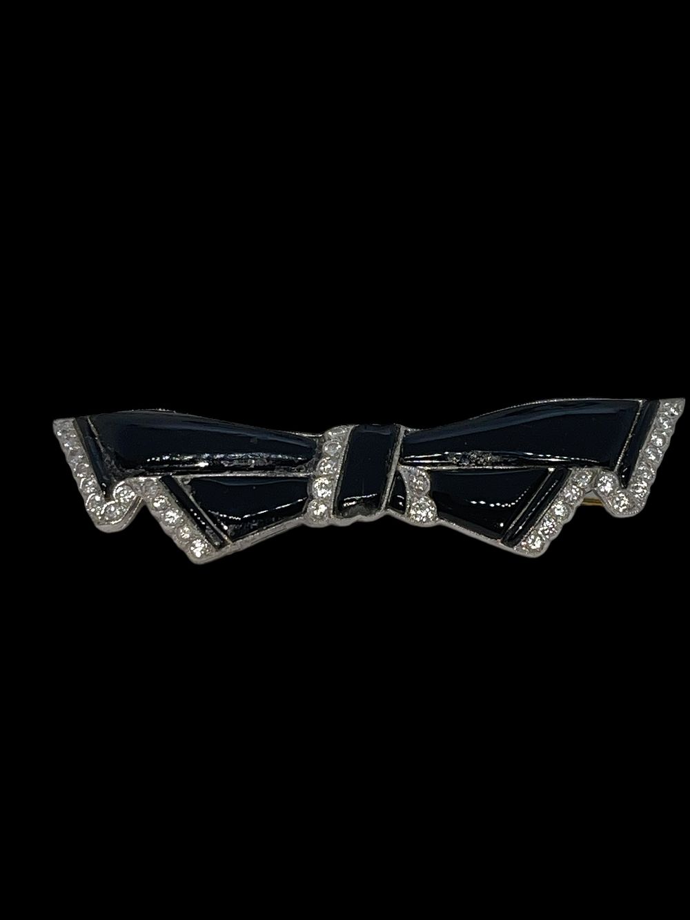 Lot 198: Bow brooch Onyx and diamond
