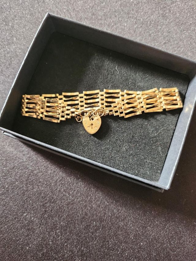 Lot 165: yellow gold 5 gate bracelet