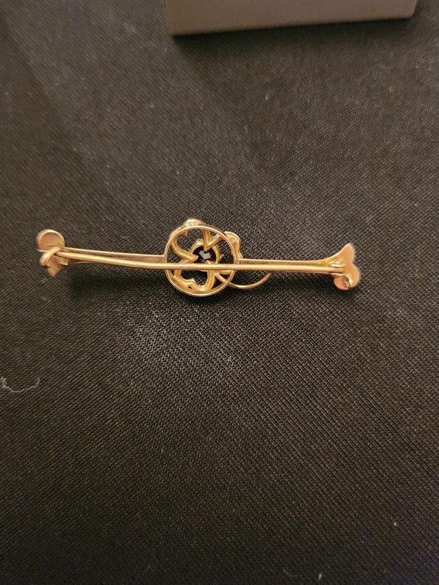 Lot 166: Stunning 9ct yellow gold brooch with a garnet stone.