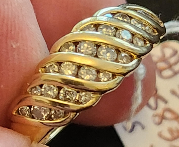 Lot 168: GOLD RING. 18ct yellow gold with natural diamonds lady's ring in superb quality fully hallmarked 750, this is one special gift for that special lady, size 6.5