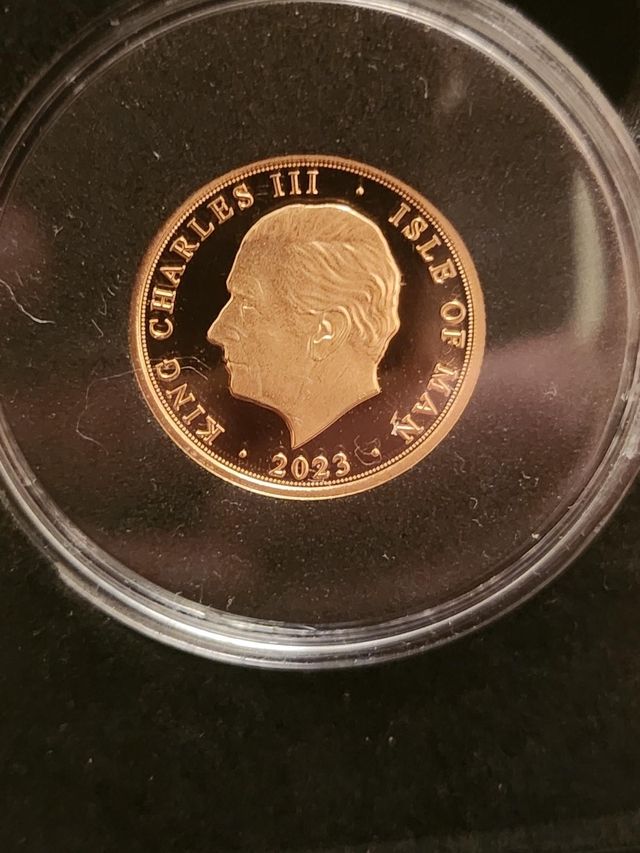 Lot 173: full gold proof sovereign
King charles III coronation gold proof full sovereign coin.. number 80 of only 275 ever made. This makes this coin rare and very sort after 7.98 grams of 22ct gold.. Isle of man