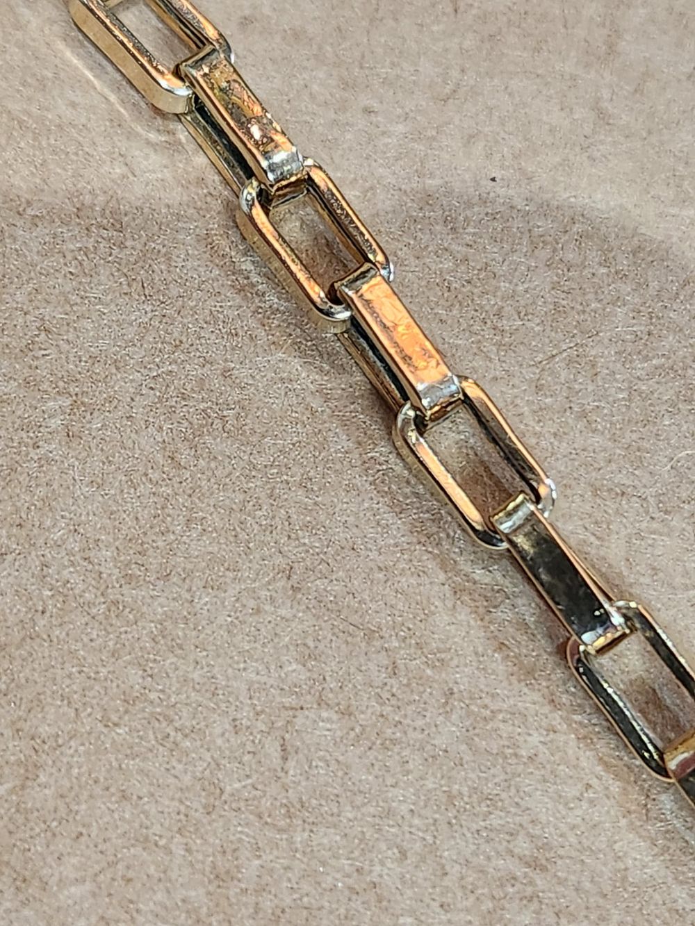 Lot 177: 9ct Yellow Gold paperchain bracelet approximately 7 inches in length.. fully hallmarked