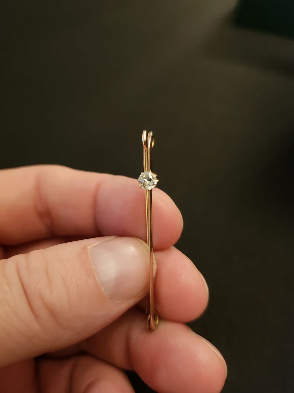 Lot 180: Stunning 9ct yellow gold pin brooch with a single natural diamond.. £375 to £475