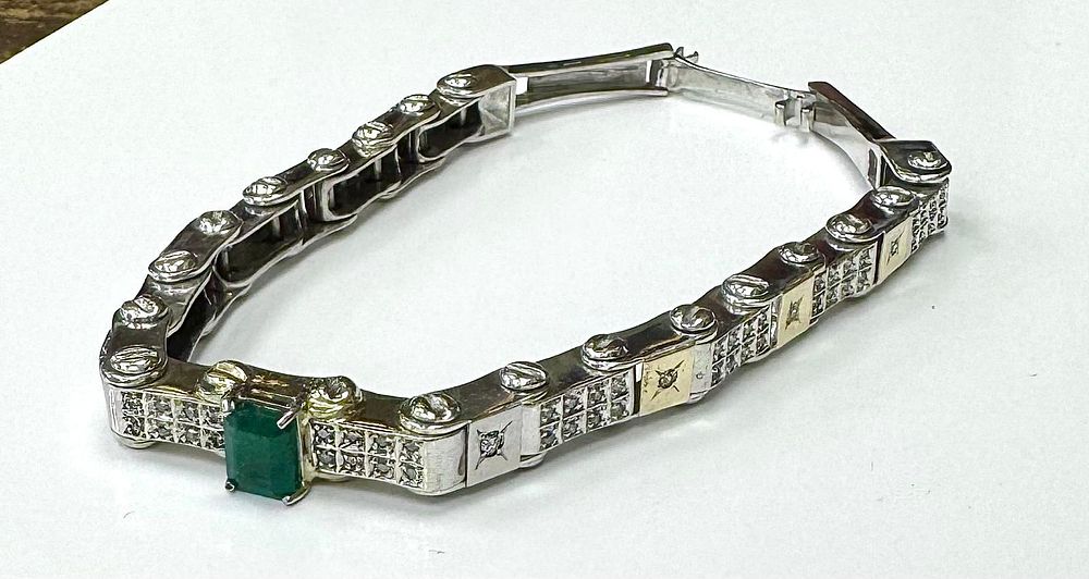 Lot 162: 60.7 grams 14ct white gold handmande bracelet with diamonds and emerald on front