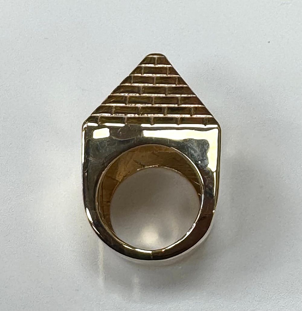 Lot 169: Large 9ct pyramid ring 51.7 grams