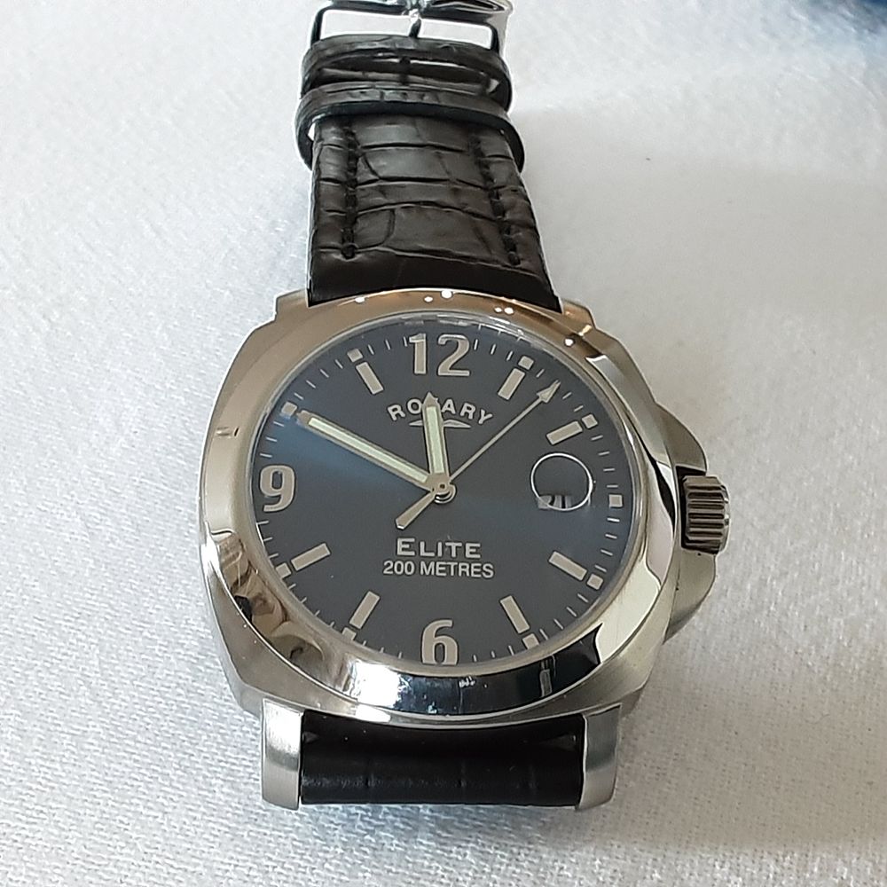 Lot 221: ROTARY swiss made Elite 200 meters watch