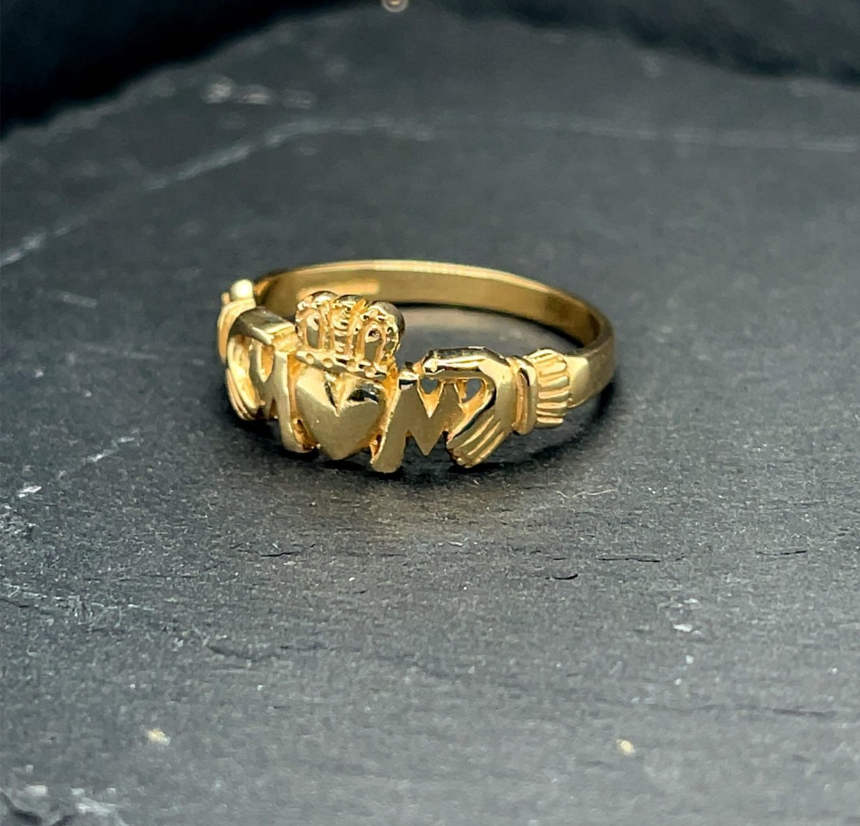 Lot 256: 9ct Yellow Gold Mum Claddagh Ring