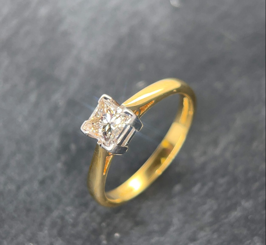 Lot 257: 18ct Yellow Gold Princess Cut Solitaire Engagement Ring 0.50ct