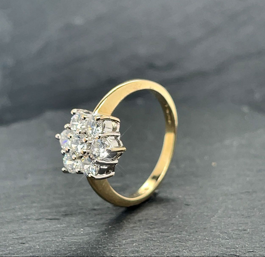 Lot 259: 9ct Yellow Gold CZ Daisy Cluster Ring Size	 K L M N O