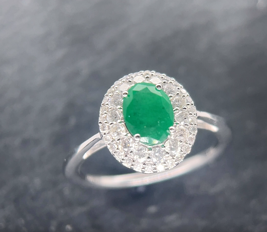 Lot 263: 9ct White Gold Emerald & Diamond Halo Ring 0.34ct J K L M N O P Clear