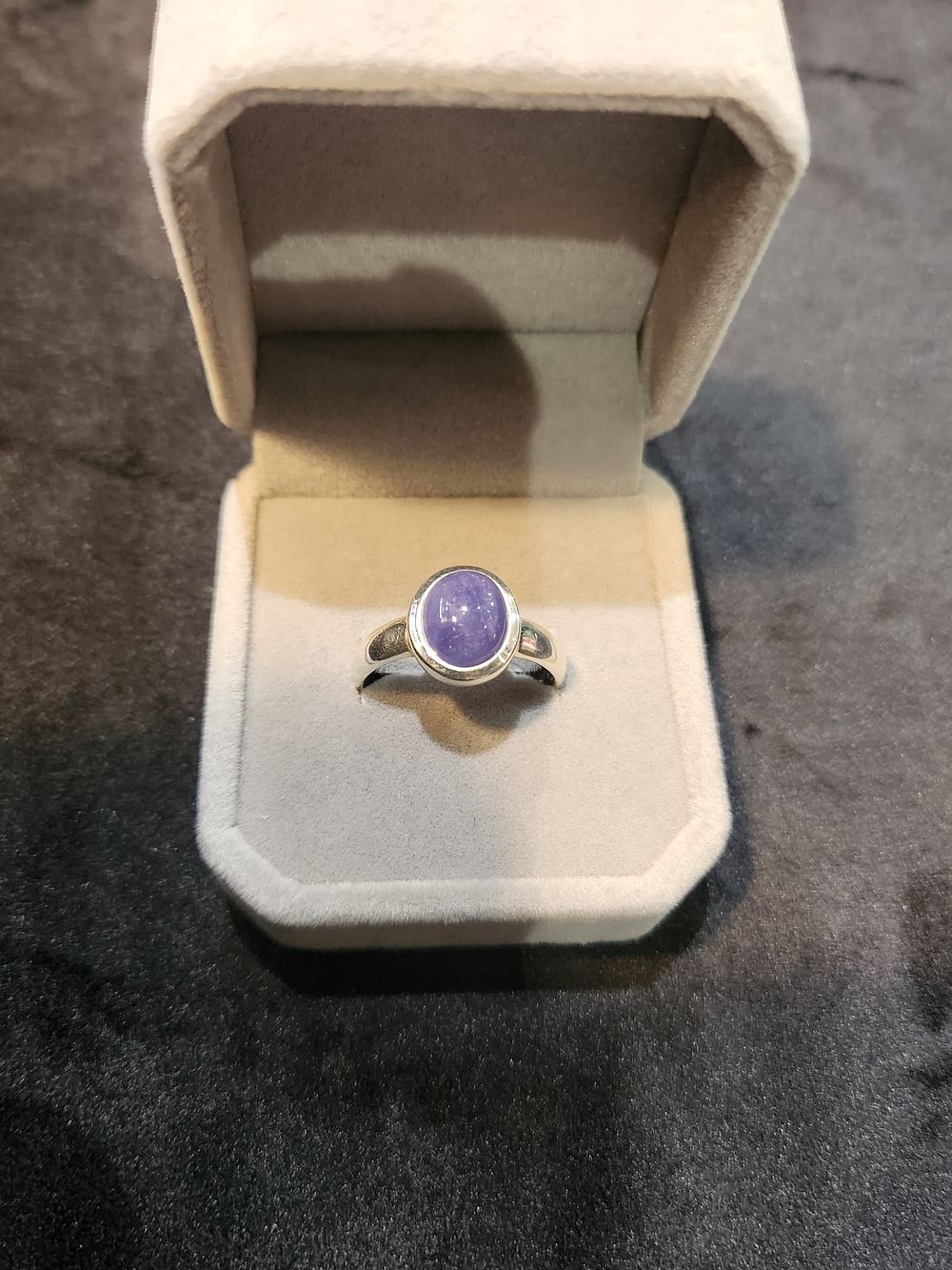 Lot 351: Stunning 925 silver ring with a tanzanite stone size Q
