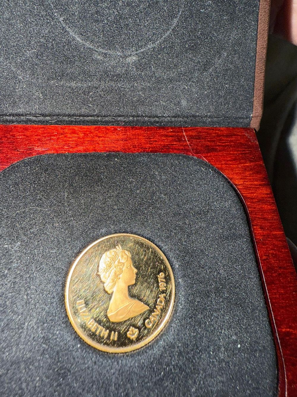 Lot 331: 100$ Canadian 1976 22k gold coin weighing 16.9 grams x 25mm diameter.
