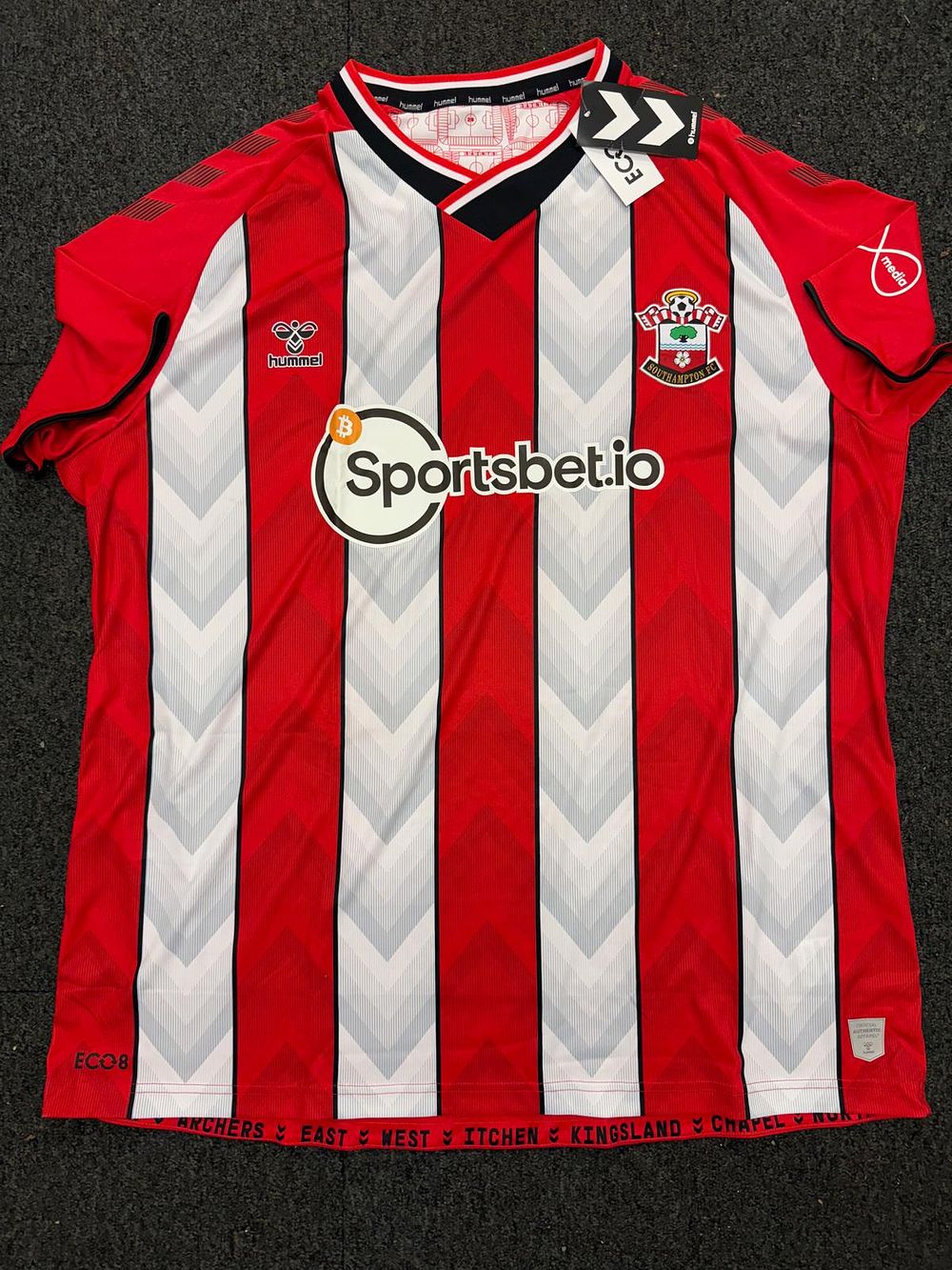 Lot 26: Southampton FC BRAND NEW 4XL Shirt
Still with tags and comes in original bag
