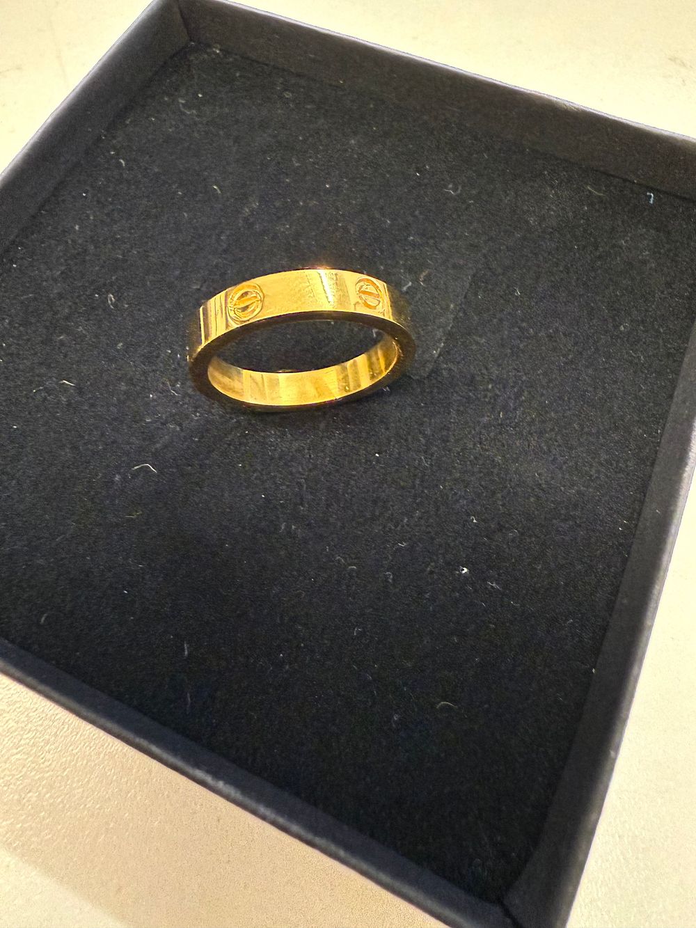 Lot 40: YELLOW METAL RING FLAT HEAD SCREW DESIGN