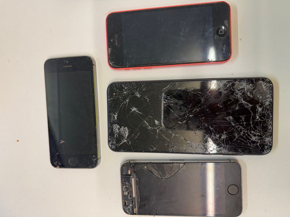 Lot 42: 4 VARIOUS MODELS OF PHONE INCLUDING IPHONES
