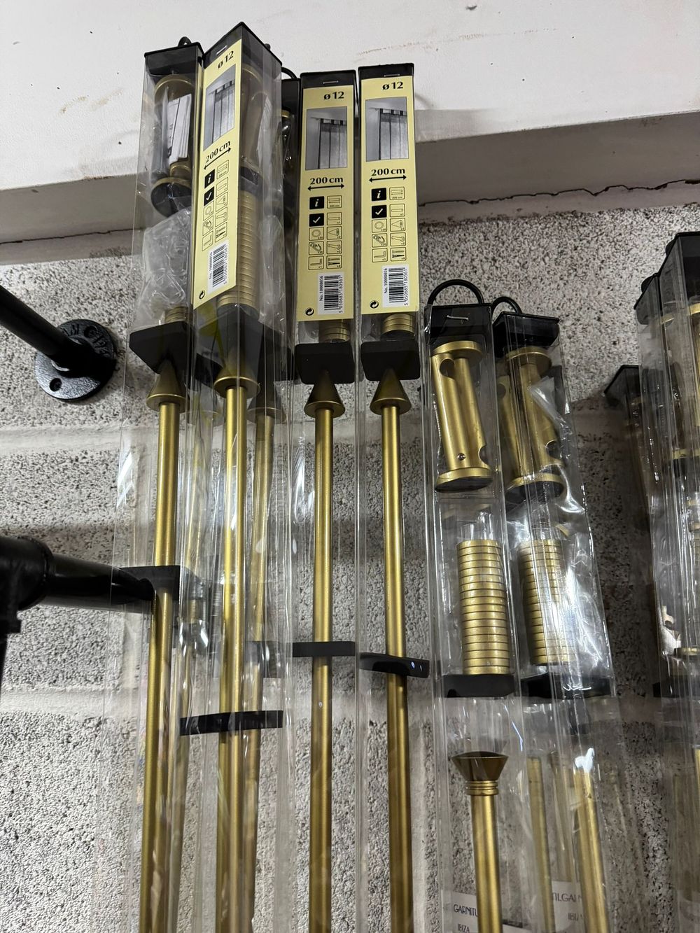 Lot 47: 3000 curtain poles mix sizes, ..