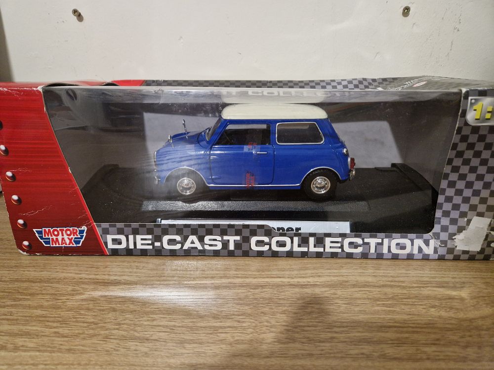 Lot 1231: Die-cast model is a 1:18 scale Mini Cooper Hard Top in blue, manufactured by Motor Max