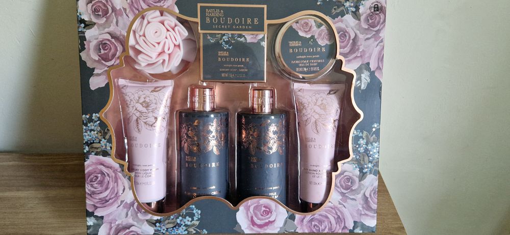 Lot 1344: Baylis & Harding Boudoire Secret Garden Collection gift set.