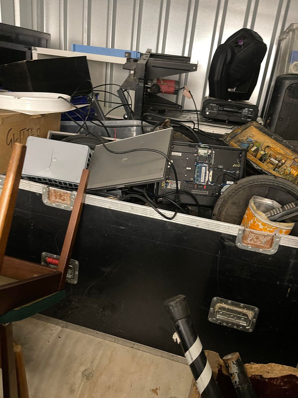 Lot 7: Uncollected Storage Unit Clearance - DJ Equipment, Speakers, Computers & Event r