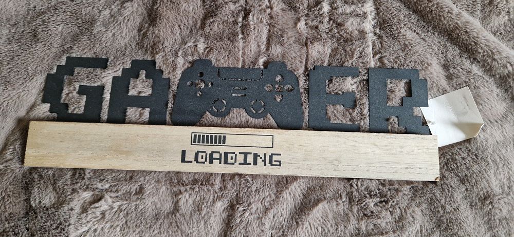 Lot 13: Gamers display sign